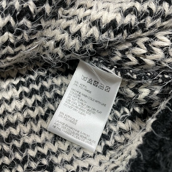 Urban Outfitters Ecoté patterned fuzzy sweater, size XS. - Picture 5 of 6